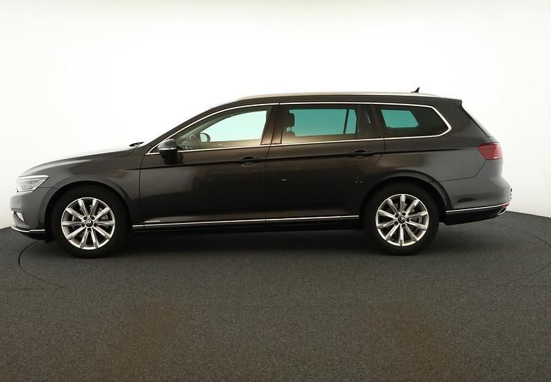 Gebraucht VW Passat Elegance 150 PS (110 kW) 2023 Mangangrau metallic Kombi