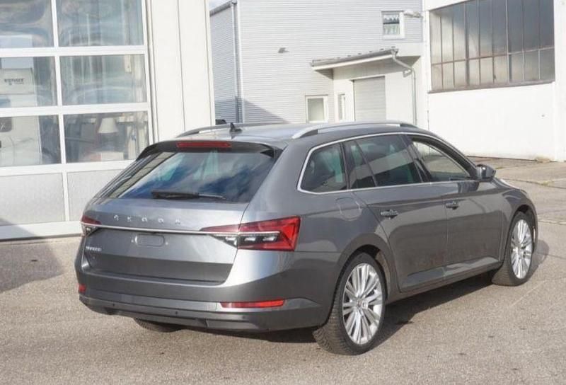 Gebraucht Skoda Superb Style 200 PS (147 kW) 2022 Silber Kombi