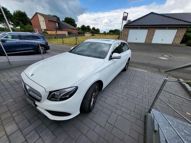 Weiß Gebraucht 2018 Mercedes 220 Kombi | 23.500 € - Bild 1/4