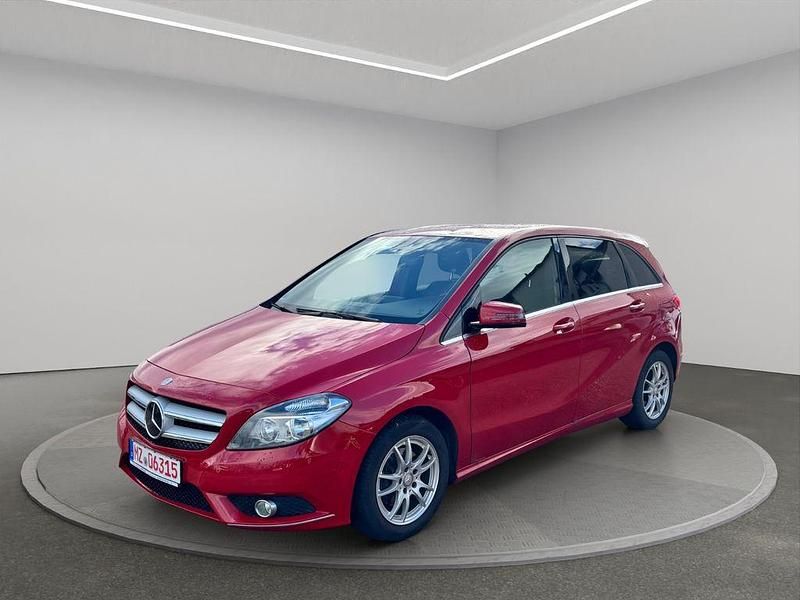Gebraucht Mercedes B200 Sport 156 PS (114 kW) 2013 Rot Van / Kleinbus