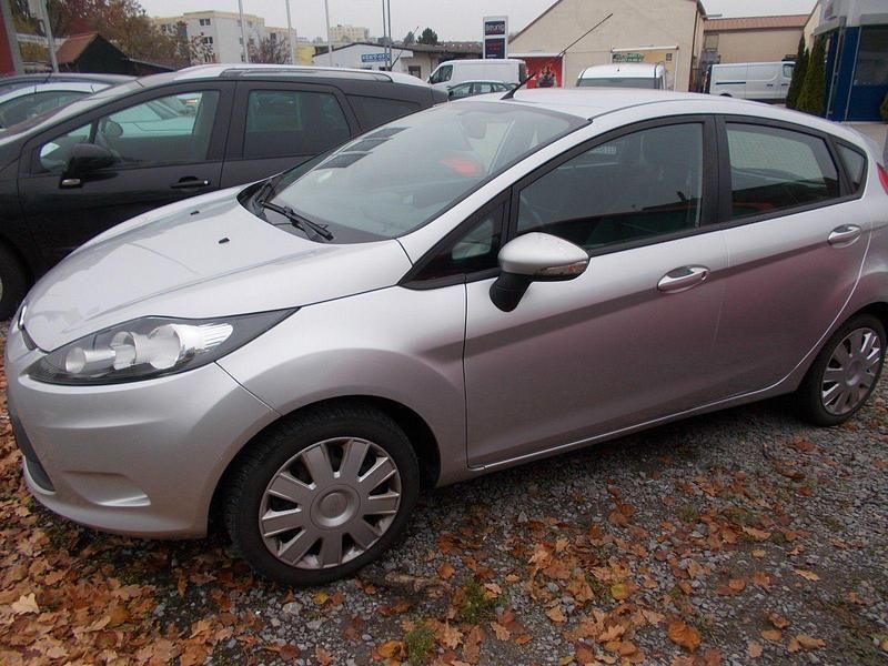 Silber Gebraucht 2012 Ford Fiesta Trend Kleinwagen | 3.490 € (Fairer Preis) - Bild 1/4