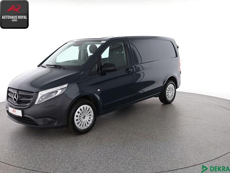 Granitgrün Gebraucht 2021 Mercedes Vito Van / Kleinbus | 32.880 € (Superpreis) - Bild 1/4