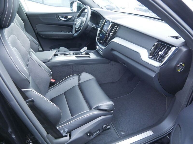 Neu Volvo XC60 Plus 455 PS (334 kW) 2025 Schwarz SUV