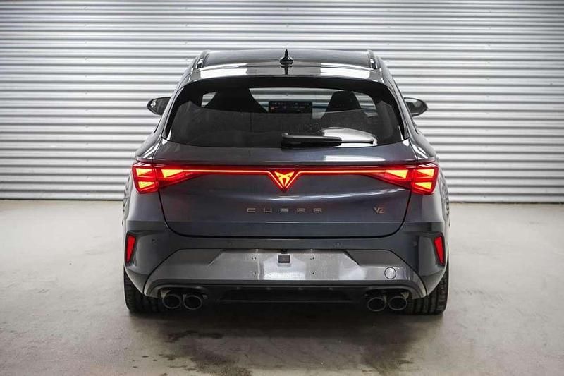 Second-hand Cupra Leon VZ 333 CP (244 kW) 2025 Gri Break