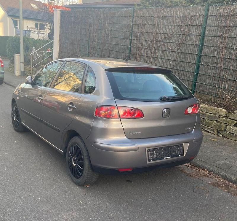Grau Gebraucht 2005 Seat Ibiza Reference Limousine | 2.350 € (Fairer Preis) - Bild 1/4