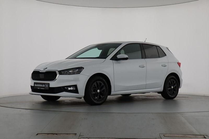Moonweiss metallic Gebraucht 2021 Skoda Fabia Sport Limousine | 14.889 € (Teuer) - Bild 1/4