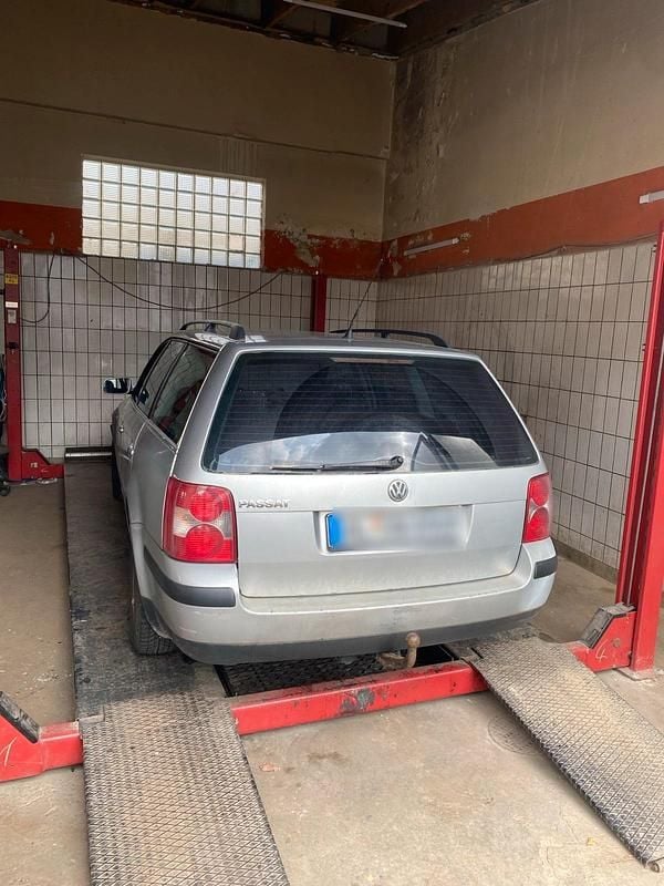 Silber Gebraucht 2004 VW Passat Kombi | 350 € (Superpreis) - Bild 1/4