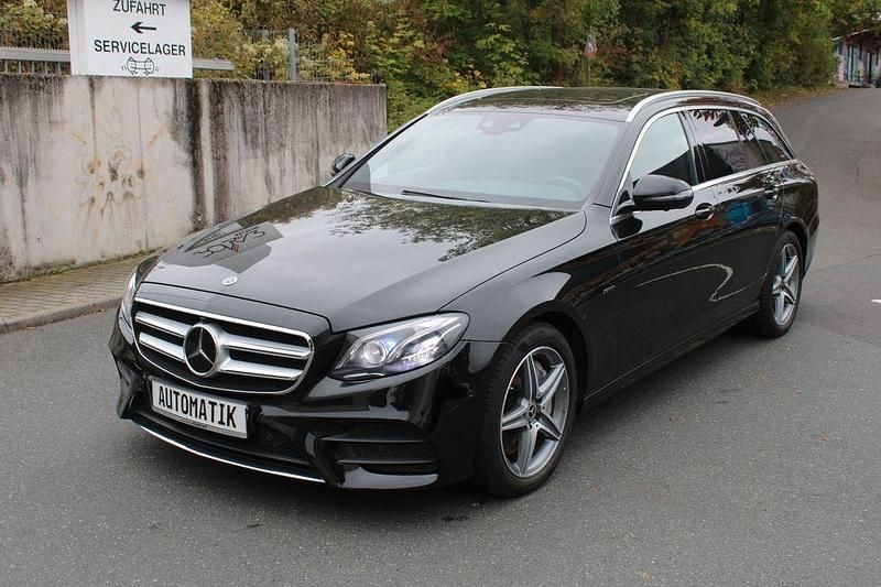 Schwarz Gebraucht 2020 Mercedes E300 AMG Limousine | 31.800 € (Fairer Preis) - Bild 1/4