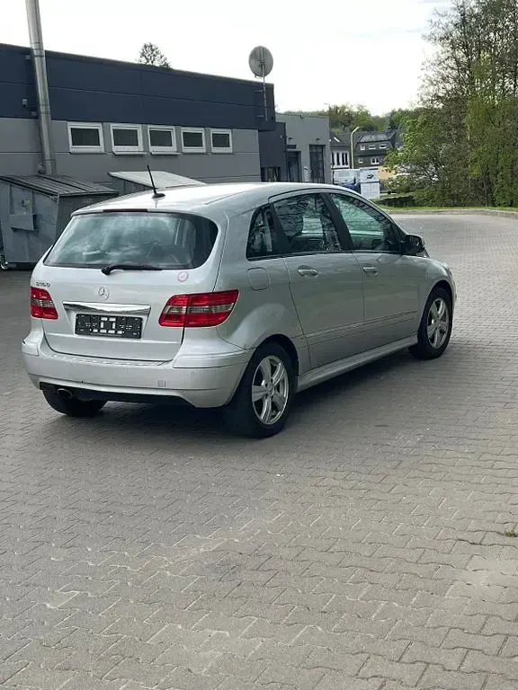 Gebraucht Mercedes B160 95 PS (69 kW) 2009 Silber Van / Kleinbus