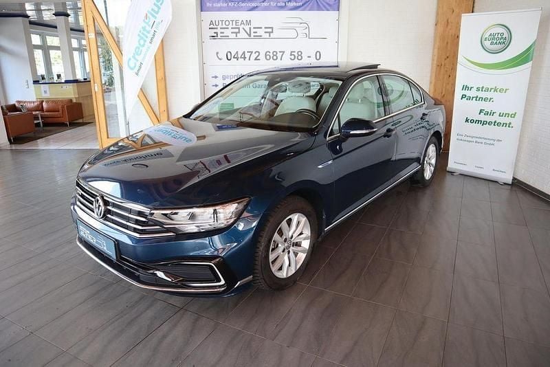 Blau Gebraucht 2019 VW Passat GTE Limousine | 21.990 € (Superpreis) - Bild 1/3