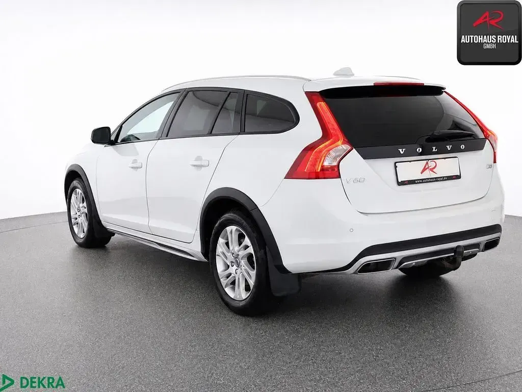Gebraucht Volvo V60 CC 150 PS (110 kW) 2019 Ice white, solid / solid Kombi
