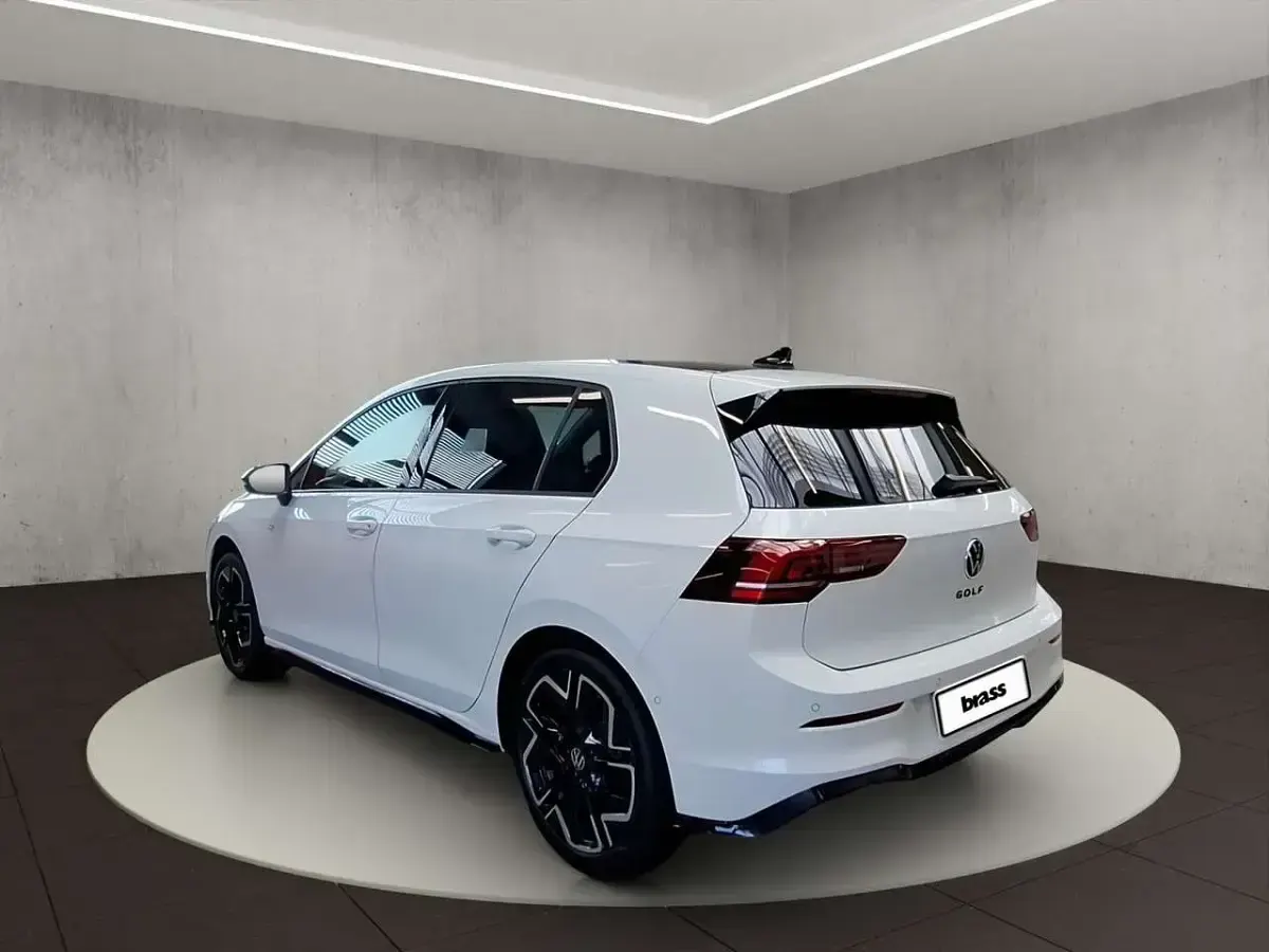 Neu VW Golf VIII R-line 150 PS (110 kW) 2026 Pure white/schwarz Limousine