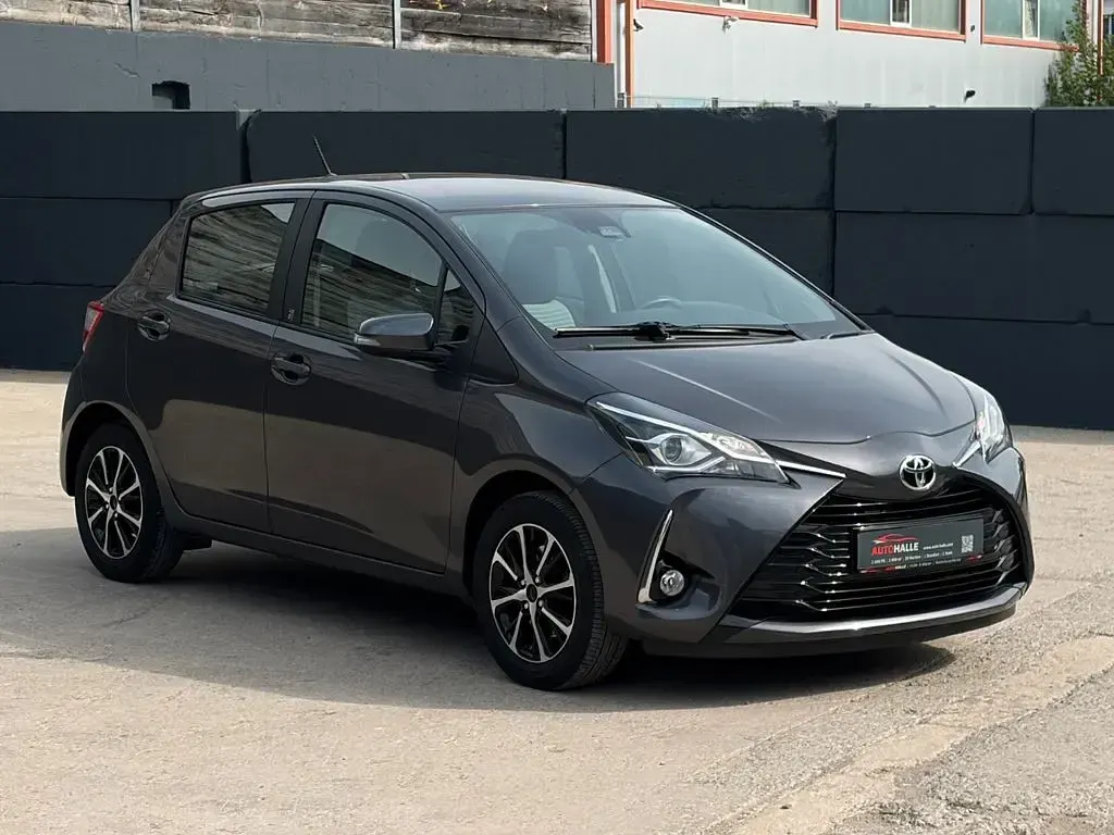 Gebraucht Toyota Yaris 111 PS (81 kW) 2018 Grau Limousine
