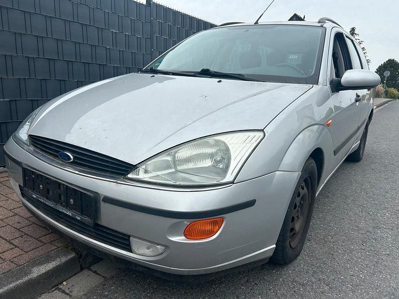 Usado Ford Focus Ghia 115 CV (84 kW) 2000 Plateado Familiar