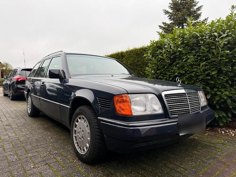 Blau Gebraucht 1996 Mercedes E250 Kombi | 6.500 € - Bild 1/4