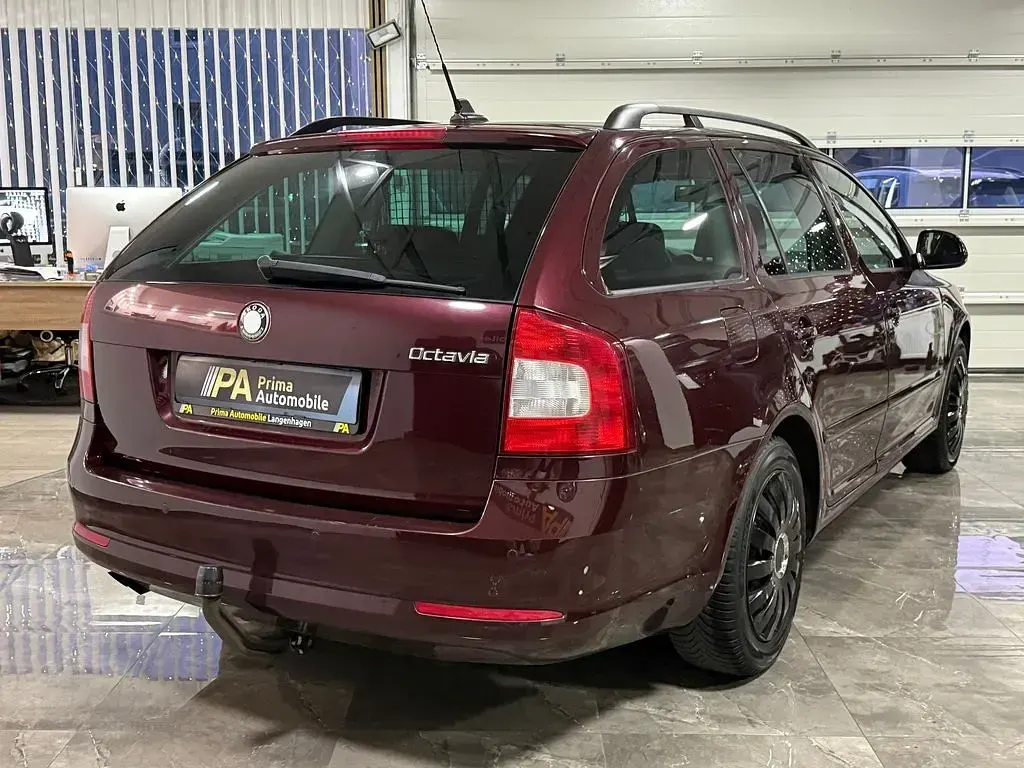 Gebraucht Skoda Octavia Elegance 160 PS (117 kW) 2011 Rot Kombi