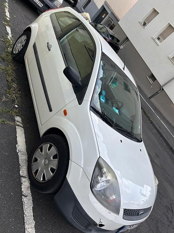 Weiß Gebraucht 2005 Ford Fiesta Kleinwagen | 1.800 € (Fairer Preis) - Bild 1/3