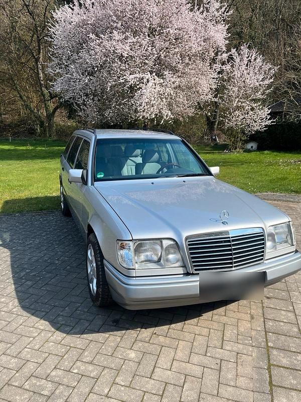 Second-hand Mercedes E320 220 CP (161 kW) 1994 Argintiu Break