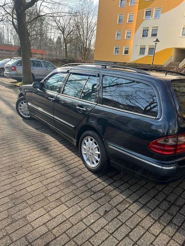 Gebraucht Mercedes E220 Avantgarde 143 PS (105 kW) 2002 Blau Kombi