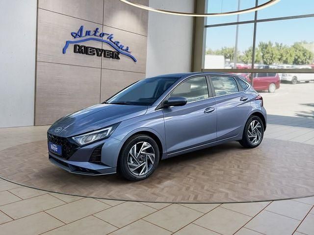Neu Hyundai i20 101 PS (74 kW) 2025 Mangrove green Kleinwagen