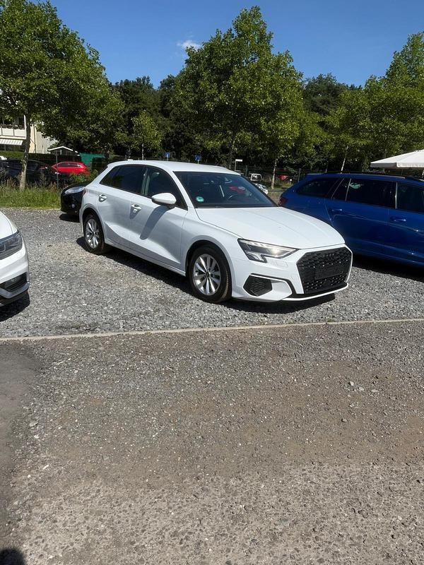 Weiß Gebraucht 2020 Audi A3 Sportback Kleinwagen | 18.000 € (Etwas zu teuer) - Bild 1/4