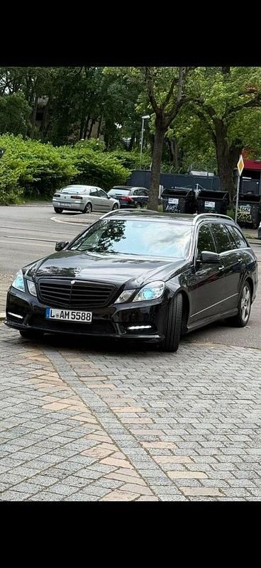 Schwarz Gebraucht 2012 Mercedes E350 Avantgarde Kombi | 10.000 € (Guter Preis) - Bild 1/4