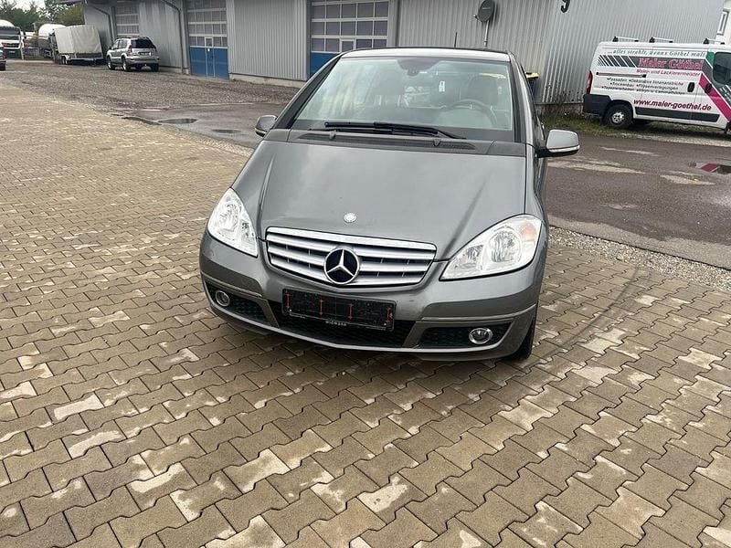 Grau Gebraucht 2011 Mercedes A180 Limousine | 2.990 € (Superpreis) - Bild 1/4