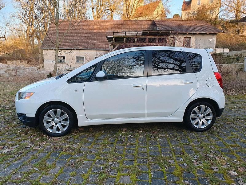 Gebraucht Mitsubishi Colt 95 PS (69 kW) 2011 Weiß Kleinwagen