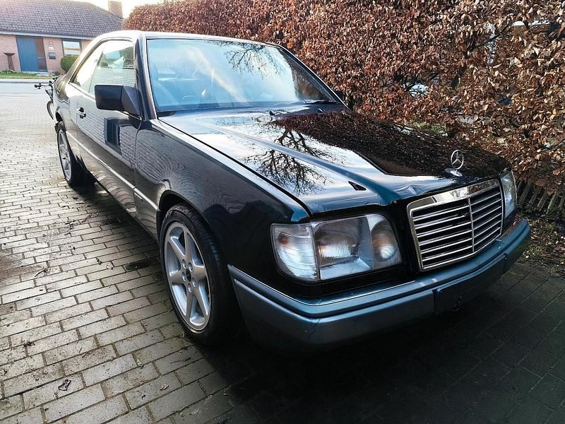 Gebraucht Mercedes E220 150 PS (110 kW) 1992 Schwarz Coupé