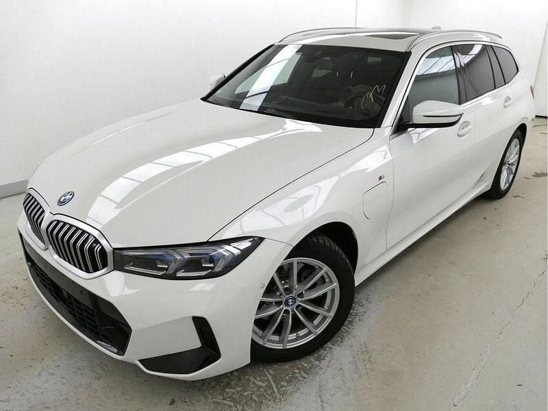 Alpinweiss 3 Gebraucht 2024 BMW 330e M Sport Kombi | 39.780 € (Superpreis) - Bild 1/4