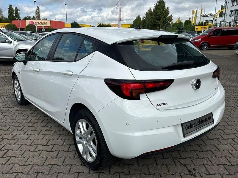 Gebraucht Opel Astra Edition 95 PS (69 kW) 2015 Weiß Limousine