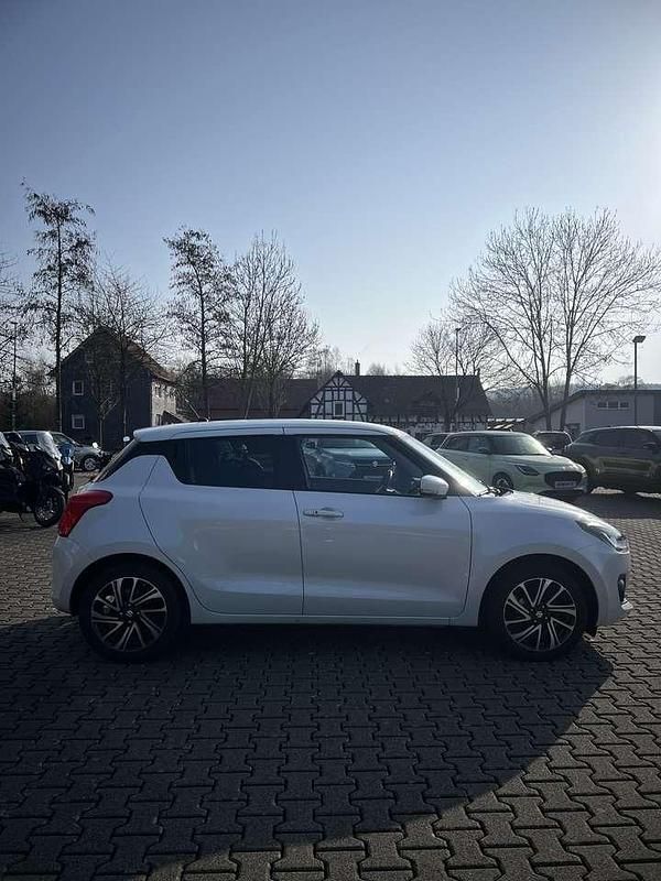 Gebraucht Suzuki Swift Comfort 83 PS (61 kW) 2021 Weiß (metallic) Kleinwagen