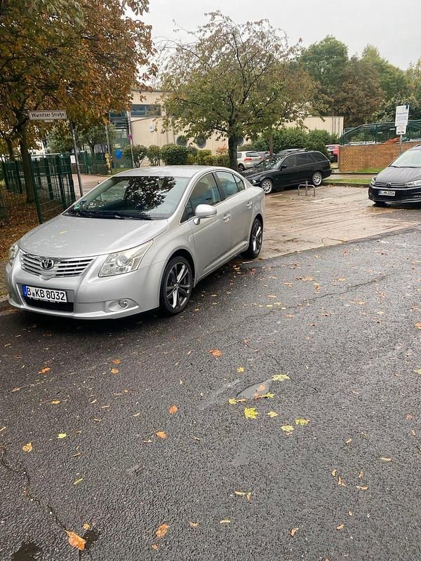 Grau Gebraucht 2011 Toyota Avensis Limousine | 8.100 € (Fairer Preis) - Bild 1/4