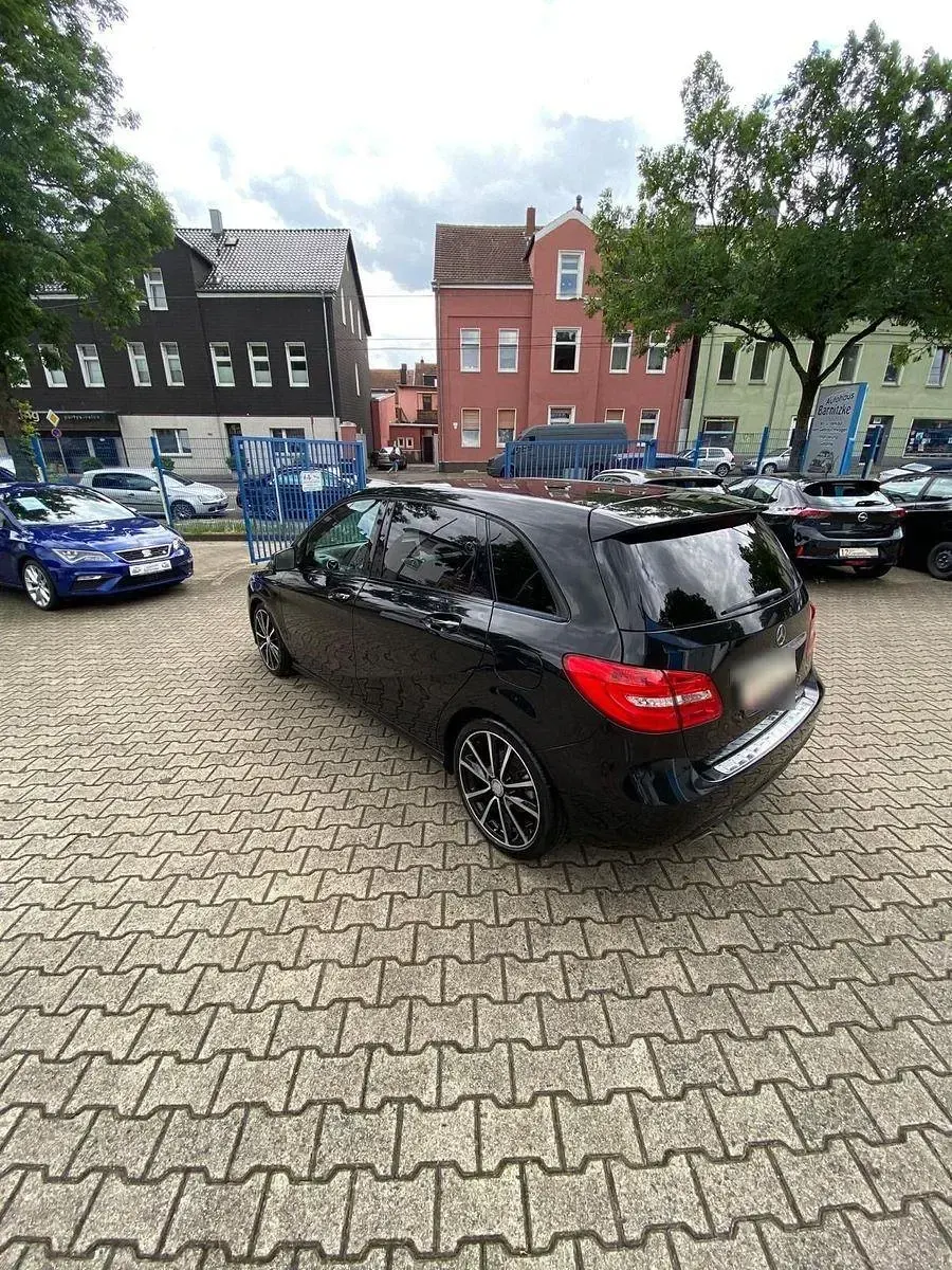 Gebraucht Mercedes B200 Edition 156 PS (114 kW) 2012 Schwarz Kleinwagen