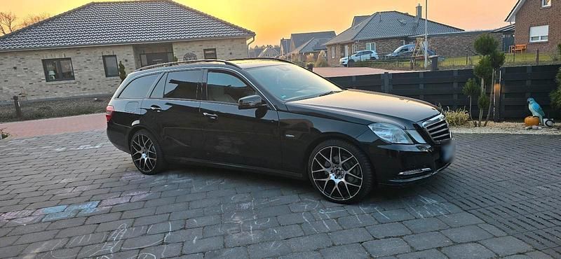Gebraucht Mercedes E220 170 PS (125 kW) 2011 Schwarz Kombi