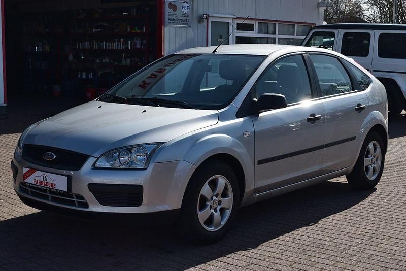 Gebraucht Ford Focus Trend 101 PS (74 kW) 2005 Silber Limousine