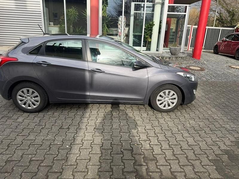 Gebraucht Hyundai i30 Trend 101 PS (74 kW) 2016 Grau Limousine