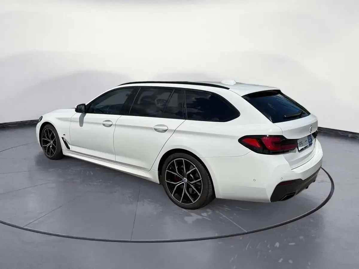 Gebraucht BMW 530 Performance 286 PS (210 kW) 2023 Alpinweiß uni Kombi