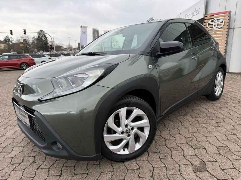 Grün Gebraucht 2022 Toyota Aygo Pulse Kleinwagen | 14.990 € (Fairer Preis) - Bild 1/4