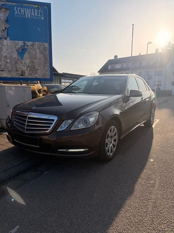 Gebraucht Mercedes E200 Avantgarde 136 PS (100 kW) 2012 Braun Limousine