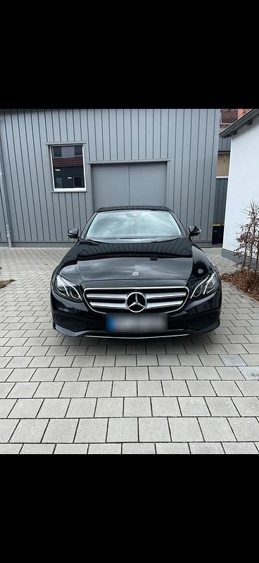 Schwarz Gebraucht 2016 Mercedes E220 Limousine | 19.000 € (Etwas zu teuer) - Bild 1/4