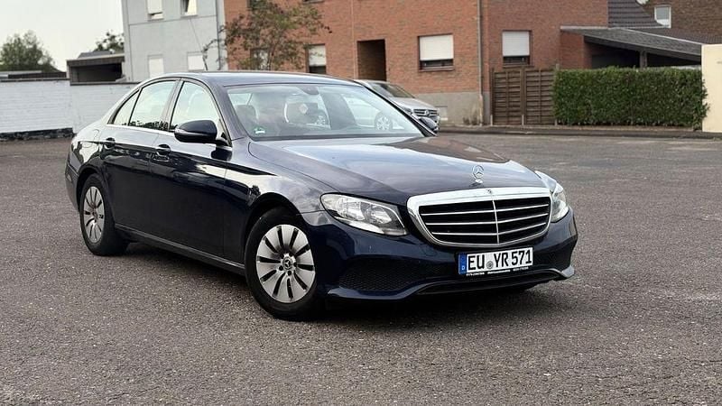 Blau Gebraucht 2018 Mercedes E200 Limousine | 12.350 € (Teuer) - Bild 1/4