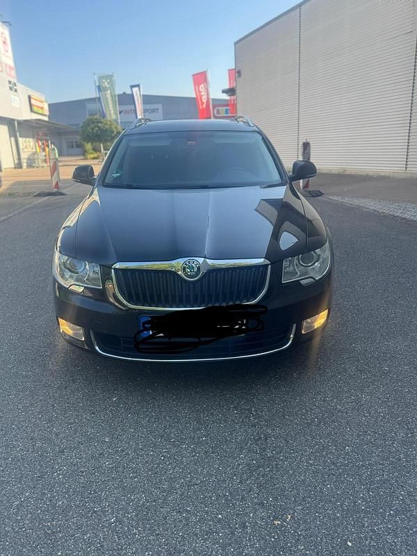 Schwarz Gebraucht 2010 Skoda Superb Kombi | 9.000 € (Teuer) - Bild 1/4