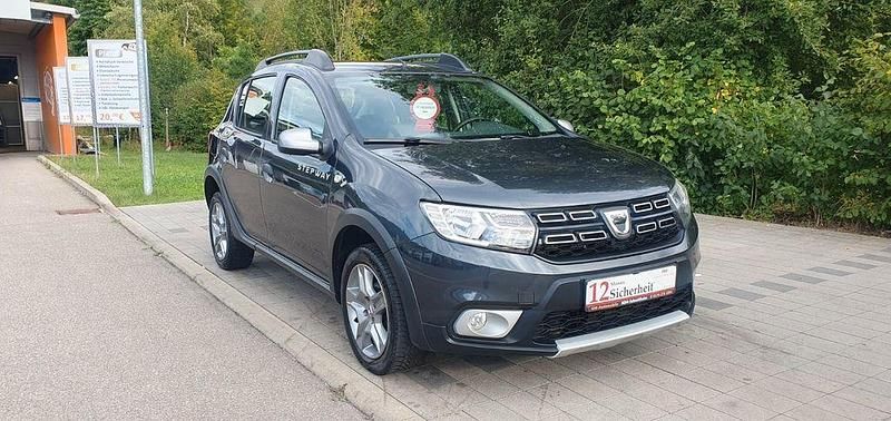 Grau Gebraucht 2017 Dacia Sandero Prestige Kleinwagen | 6.990 € (Fairer Preis) - Bild 1/4