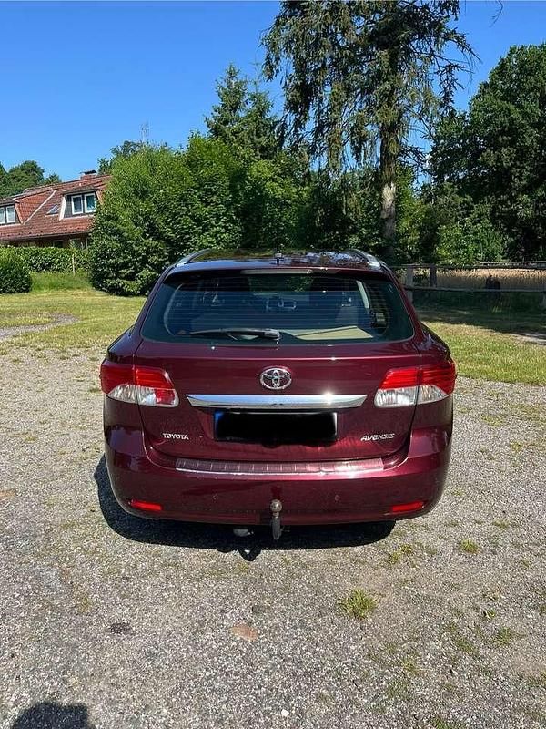 Rot Gebraucht 2013 Toyota Avensis Life Kombi | 12.000 € (Teuer) - Bild 1/4