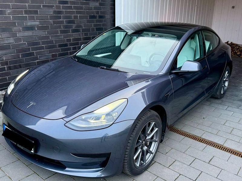 Grau Gebraucht 2022 Tesla Model 3 RWD Limousine | 27.200 € (Fairer Preis) - Bild 1/4