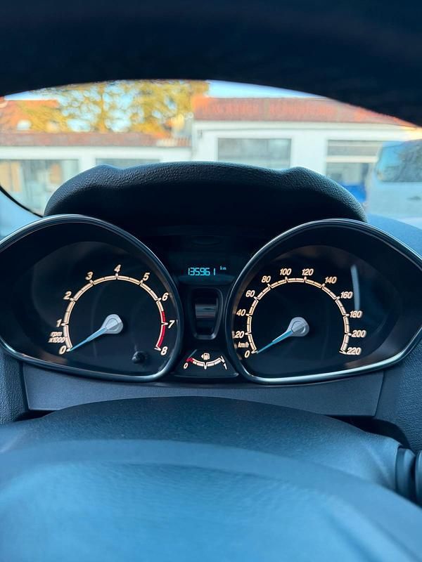 Gebraucht Ford Fiesta 101 PS (74 kW) 2016 Weiß Kleinwagen