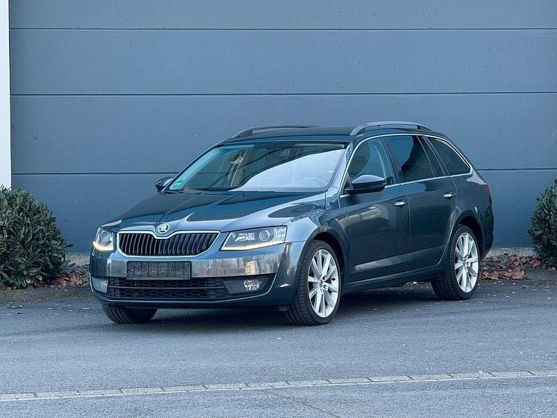 Grau Gebraucht 2016 Skoda Octavia Style Kombi | 5.900 € (Superpreis) - Bild 1/4