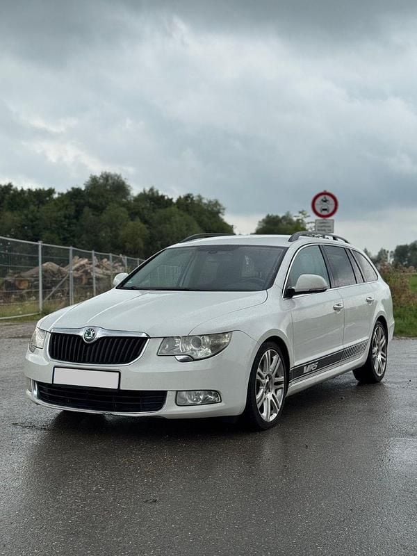 Weiß Gebraucht 2010 Skoda Superb Kombi | 4.500 € (Fairer Preis) - Bild 1/4
