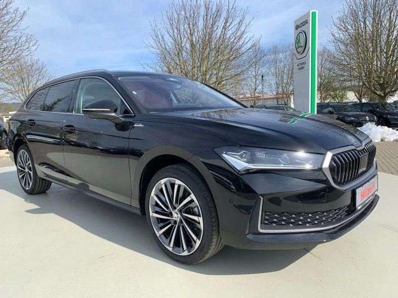 Gebraucht Skoda Superb LAURIN & KLEMENT 150 PS (110 kW) 2024 Ebony schwarz metallic (metallic) Kombi